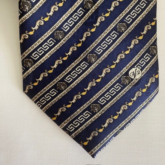 VERSACE Classic V2 Multicolor Print 100% Silk Neck Tie - Picture 2 of 7